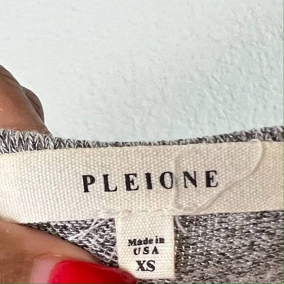 🟣🟣🟣 PLEIONE Women's Size Extra Small Gray Crew Neck Cold Shoulder Sweater - Picture 5 of 8